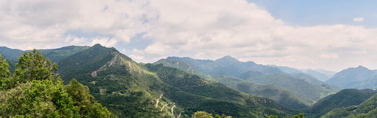 Panorámica del parque natural de la Alta Garrotxa en el Pirineo, fotografiada desde Rocabruna, el pueblo que se ve es Beget.