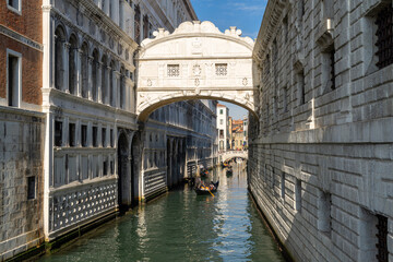 Obraz premium VENICE, ITALY - 07 November 2015: Image with Gondolas at Bridge oh Sights in Venice. Ponte dei Sospiri, medieval mediterranean landmark of Italy