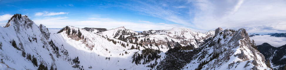 Fototapeta na wymiar Panorama Ammergauer Berge im Winter vom Vorderen Scheinberg über den Kessel bis zum Hasentalkopf und das nebelbedeckte Graswangtal