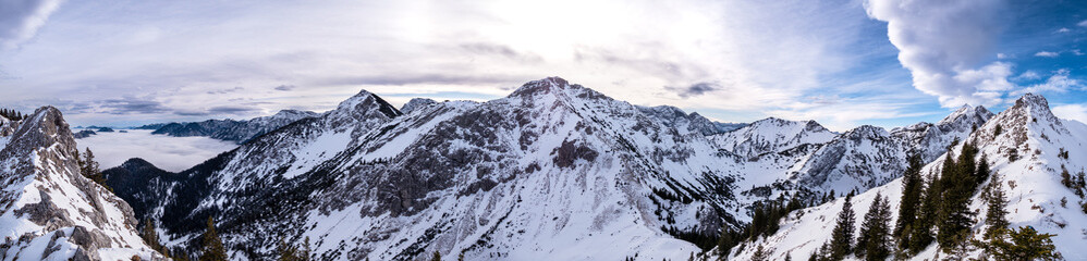Bergpanorma Ammergauer Berge im Winter vom unter Hochnebel liegenden Graswang Tal bis zur Hochplatte