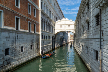 Obraz premium VENICE, ITALY - 07 November 2015: Image with Gondolas at Bridge oh Sights in Venice. Ponte dei Sospiri, medieval mediterranean landmark of Italy