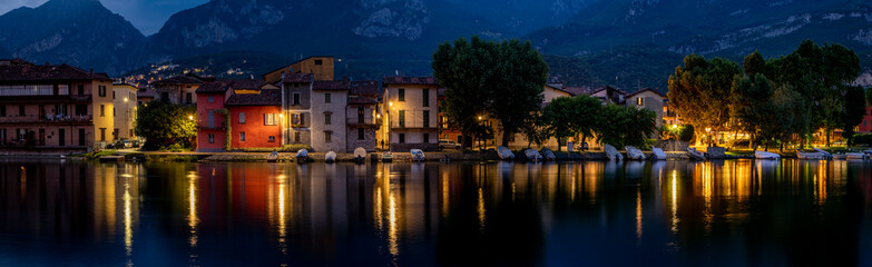 Pescarenico notturno sul lago di Como - obrazy, fototapety, plakaty