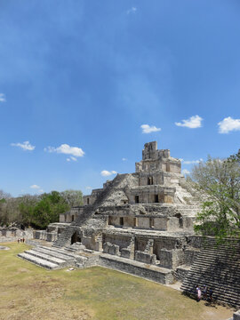 Vista del "Templo de los 5 pisos" con cielo despejado desde el Templo de la luna, en la zona arqueol&ograve;gica Edzna en Campeche, mexico