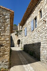 Fototapeta na wymiar Ruelle pavée et maisons en pierre du village médiéval de Marsanne en Drôme Provençale