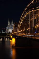 Hohenzollernbrücke vor beleuchtetem Kölner Dom