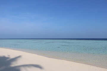 Fototapeta na wymiar white sand blue sea paradise maldives