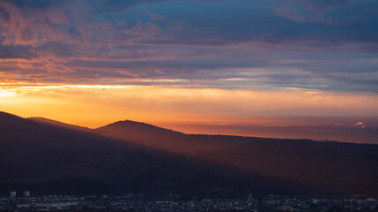 Farbenfroher Sonnenuntergang über dem Murgtal mit Blick auf die Rheinebene