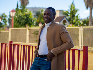 Hombre negro elegante feliz sonriendo 