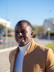 Hombre negro elegante feliz