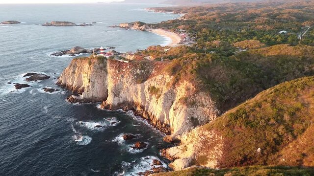 Vista a&eacute;rea de unos acantilados en el que se ve un faro