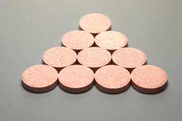 Tabletki multiwitaminy ułożone w piramidę zdrowia