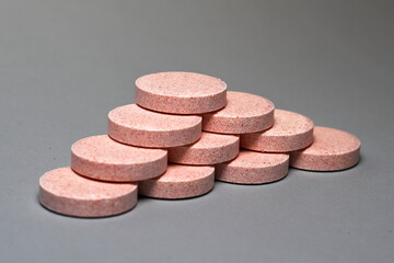 Tabletki multiwitaminy ułożone w piramidę zdrowia