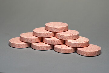 Tabletki multiwitaminy ułożone w piramidę zdrowia - obrazy, fototapety, plakaty
