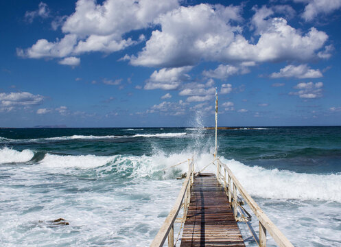 Steg mit st&uuml;rmischer See in Malia Kreta Griechenland