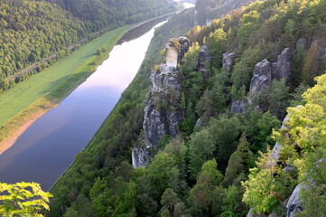 Fototapeta na wymiar Ausblick von der Bastei hinunter zur Elbe