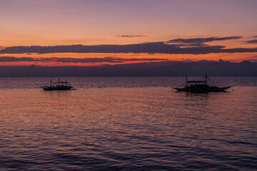 Obraz premium Silhouettes of boats in Moalboal, Cebu island, Philippines
