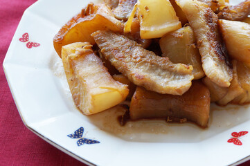 豚バラ肉と大根の煮物