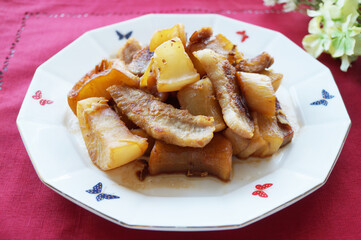 豚バラ肉と大根の煮物