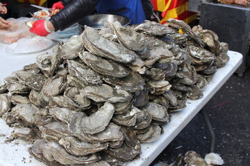시장에서 본 굴 껍데기