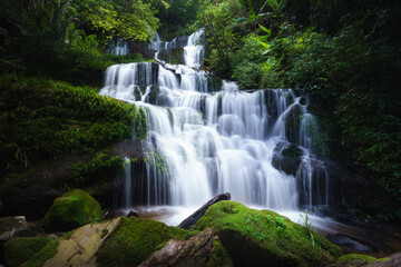 Fototapeta na wymiar Mhan Daeng Waterfall