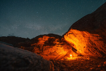 田舎で光る天の川　青色とオレンジの光　星空