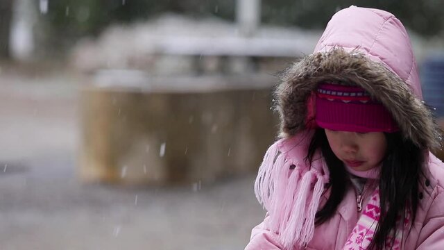 冬の公園で雪遊びしている可愛い子供
