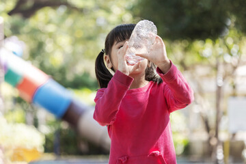 Obraz premium child drinking water