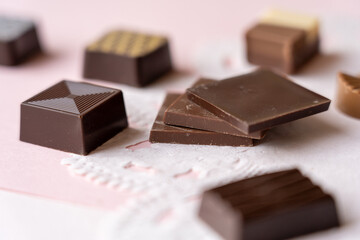 ランダムに置かれたいくつかのチョコレート