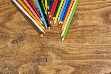 colored pencils on wooden table. - 402801318
