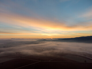 Fototapeta na wymiar Nebeldecke und bewölkter Himmel bei Sonnenaufgang