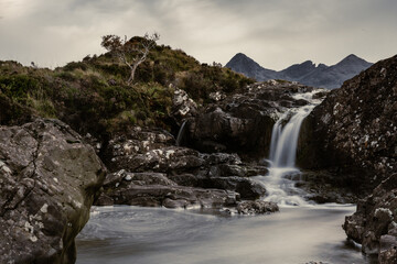 vista di una cascata e un torrente vicino sligachan sull'isola di skye