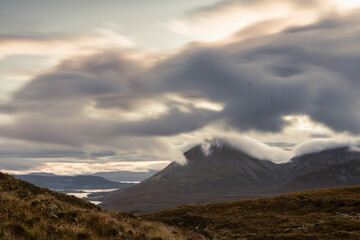 Bellissima vista dal sentiero che porta alle fairy pools vicino sligachan durante l'alba