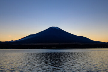 山梨県の山中湖と富士山