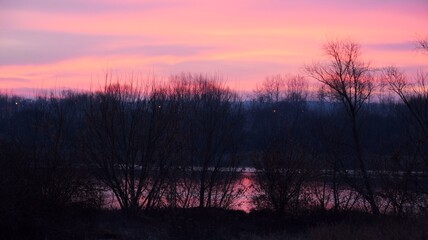 Wschód słońca nad Wisłą w okolicy Sandomierza, świt nad rzeką