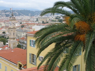 Fototapeta na wymiar Vue panoramique sur les toits de nice