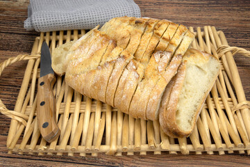 miche de pain coupé sur une table