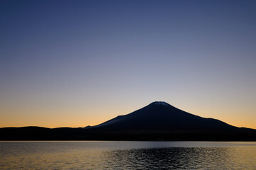 Fototapeta premium 山梨県の山中湖と富士山