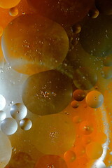 Makrofotografia - bąbelki oleju w wodzie