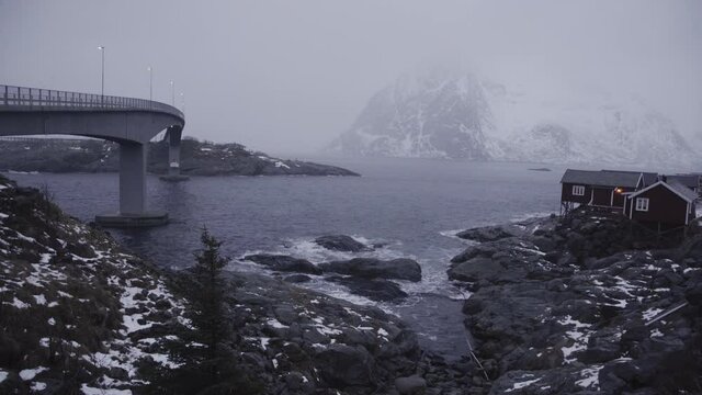 Puente de entrada a Hamn&oslash;y en las Islas Lofoten