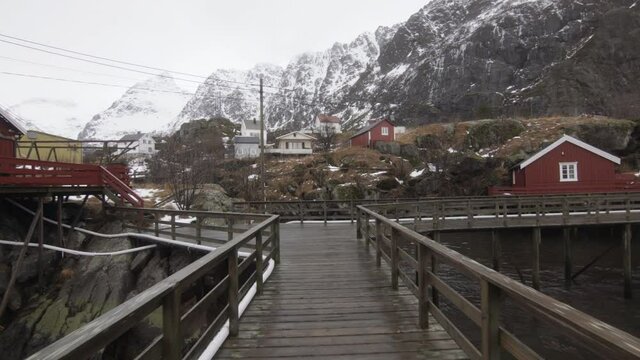 Puente de entrada a pueblo nordico &Aring;, Islas Lofoten