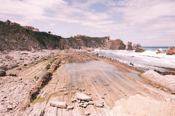 playa de rocas y acantilado