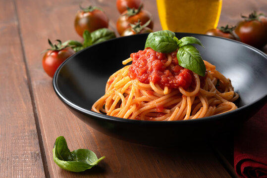 Immagini Stock - Pasta Al Pomodoro A Forma Di Cuore Con Due Forchette.  Image 128579610