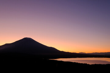 山梨県パノラマ台からの山中湖と富士山