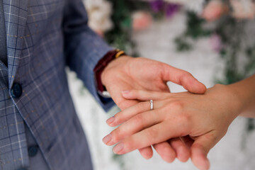 Obraz na płótnie Canvas bride and groom holding a hands together