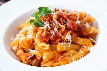Piatto di deliziose penne con ragu alla bolognese, Cucina Italiana 