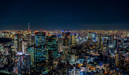 東京の夜景。六本木ヒルズの展望台から見渡す世界最大の巨大都市 - obrazy, fototapety, plakaty