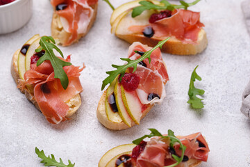 Toasts with pear and prosciutto