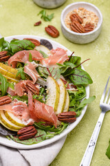 Salad with pear, prosciutto and nuts
