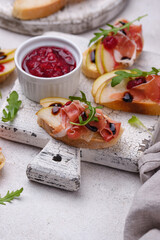 Toasts with pear and prosciutto