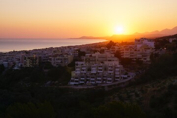 Sonnenaufgang in einer Stadt am Meer